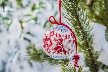 Örme Noel biblo karlı köknar üzerinde