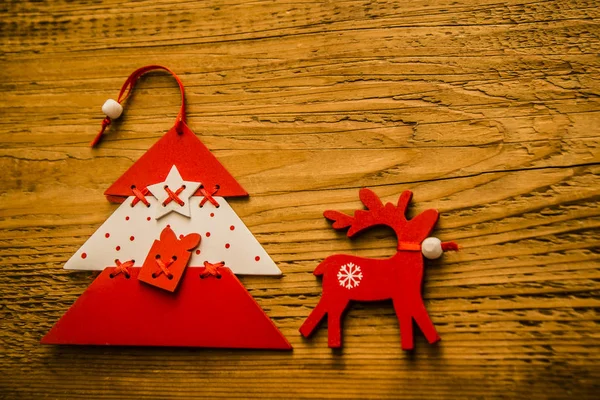 Houten kerstboom en speelgoed herten — Stockfoto