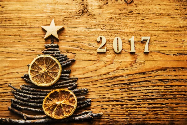 Vánoční stromeček z hole a plátky citronu — Stock fotografie