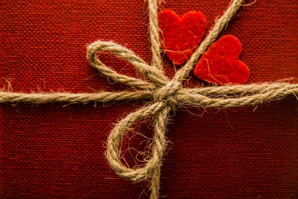 Dos corazones tendidos cerca del nodo en la cubierta —  Fotos de Stock