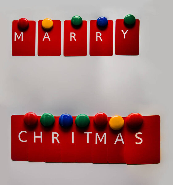 веселые рождественские слова на красных карточках
