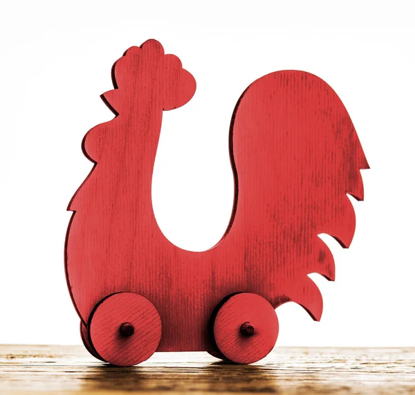 木制玩具车轮上的公鸡 — 图库照片