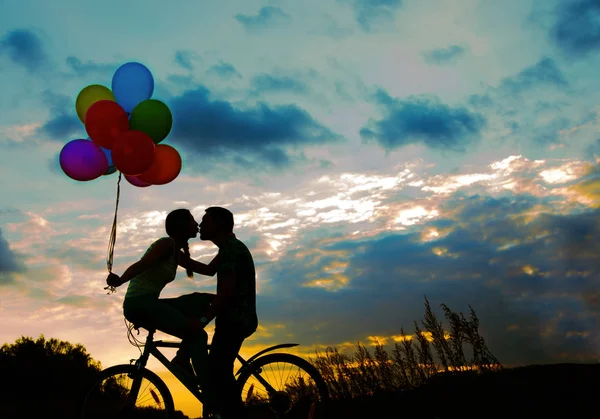 Silhuetas Duas Belas Pessoas Adultas Sentadas Bicicleta Menina Segurando Balões — Fotografia de Stock