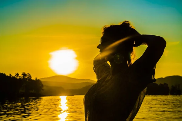 Silhueta Mulher Contra Água Amarela Raios Sol — Fotografia de Stock