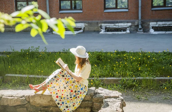 Mooi meisje in gele jurk met boek — Stockfoto