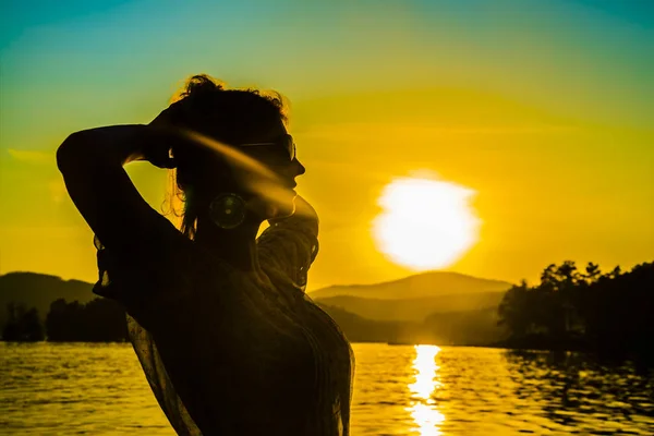 Silhueta Mulher Contra Água Amarela Raios Sol — Fotografia de Stock