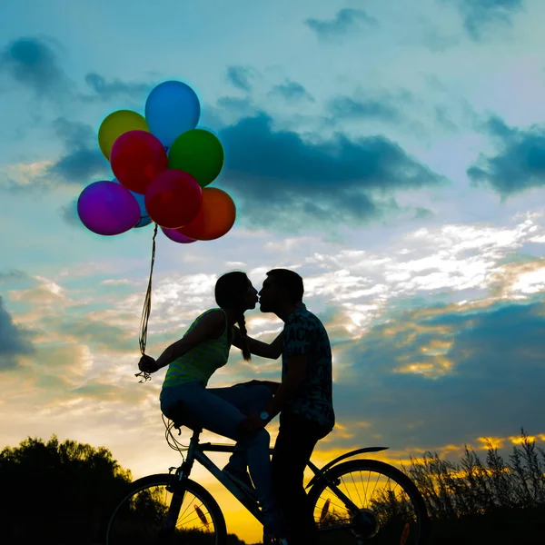 Siluetas Dos Hermosas Personas Adultas Sentadas Bicicleta Chica Sosteniendo Globos — Foto de Stock