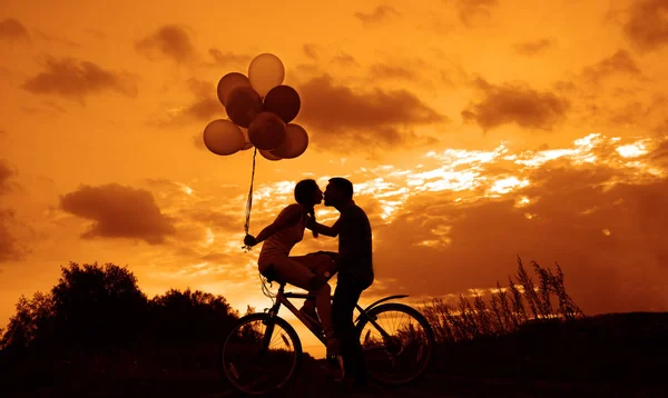 Silhouetten Van Twee Prachtige Volwassen Mensen Die Fiets Zitten Meisje — Stockfoto