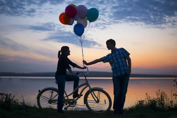 Silhouettes Deux Belles Personnes Adultes Assises Vélo Fille Tenant Des — Photo