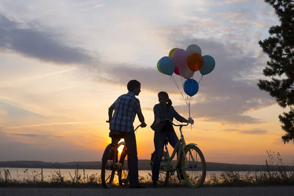 Siluetas Dos Hermosas Personas Adultas Con Globos —  Fotos de Stock