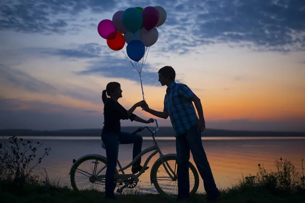 Silhouettes Deux Belles Personnes Adultes Assises Vélo Fille Tenant Des — Photo