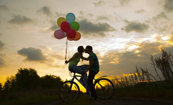 Silhouettes Deux Belles Personnes Adultes Assises Vélo Fille Tenant Des — Photo