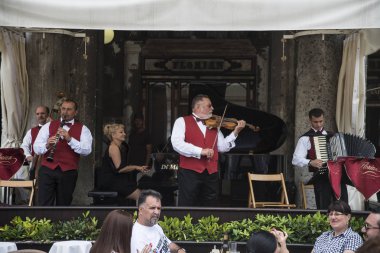 Venedik'te oynarken müzisyenler 