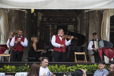 Venedik'te oynarken müzisyenler 