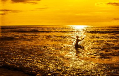 kadın duran mavi dalgalar. su sıçraması ile oynayan kız silüeti