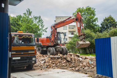 tarak ve turuncu kamyon