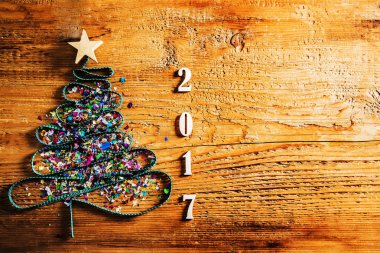 Noel ağacı üzerinden çok renkli konfeti