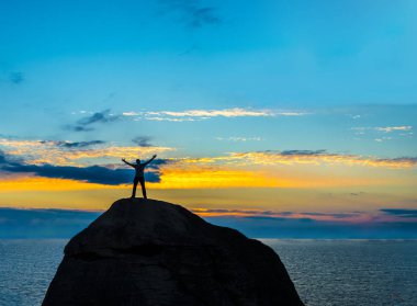 adam dağın zirvesinde silüeti