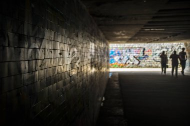 duvarlarda grafiti ile Yeraltı Geçidi