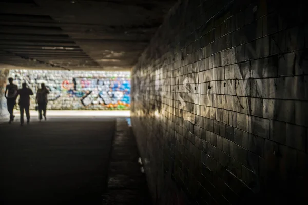 Подземный переход с граффити на стенах — стоковое фото