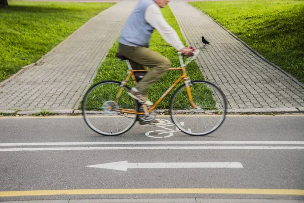 Hombre en su bicicleta en el camino — Foto de Stock