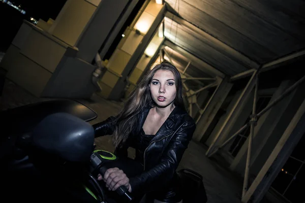 Retrato Jovem Adulto Caucasiano Motociclista Menina Jaqueta Couro Preto Motocicleta — Fotografia de Stock