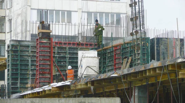 Pracownik Ramy Słupek Betonowy Metalowych Prętów Zbrojeniowych Pręty Dla Budownictwa — Zdjęcie stockowe