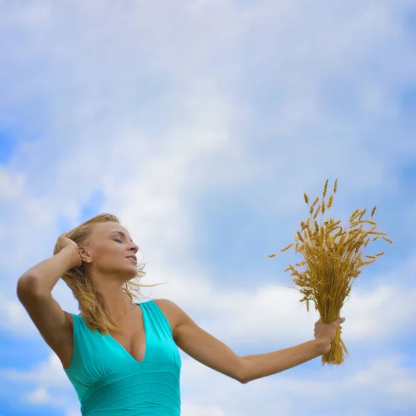 Žena držící uši pšenice — Stock fotografie