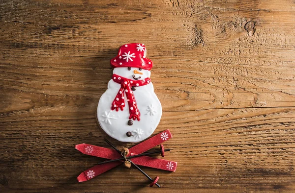 Lindo muñeco de nieve en esquís vintage . —  Fotos de Stock