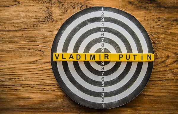 Vladimir Putin palabras en tablero de dardos — Foto de Stock