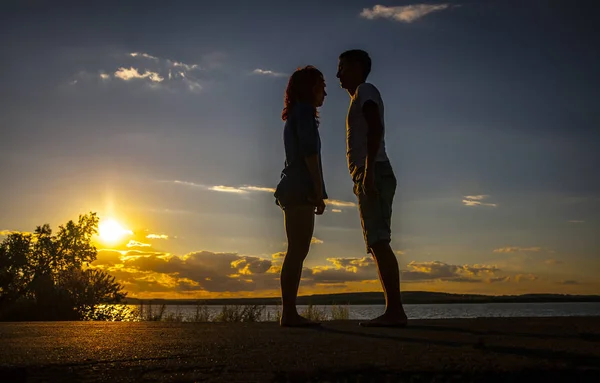 Silhouette Coppia Fronte All Altra Sulla Spiaggia All Alba — Foto Stock