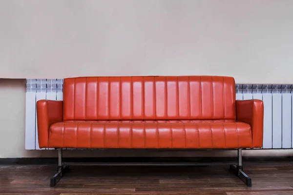Άδειο δωμάτιο με κόκκινο καναπέ — Φωτογραφία Αρχείου
