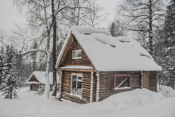 Casas de madeira cobertas de neve — Fotografia de Stock