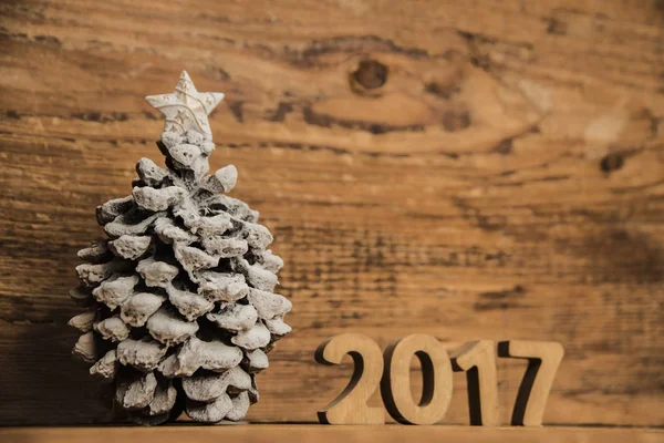 Suporte de cone de Natal na mesa de madeira velha — Fotografia de Stock