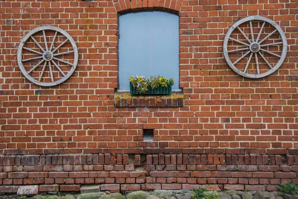 Ventana con flores de primavera —  Fotos de Stock