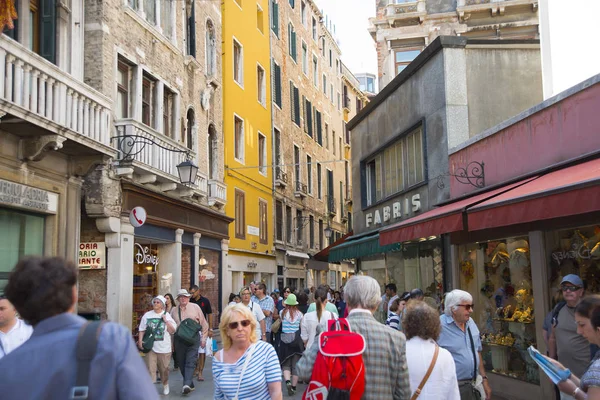 Mucha gente caminando casas — Foto de Stock