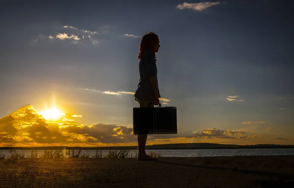 Woman Vintage Suitcase Beach Sunset — Stock Photo, Image