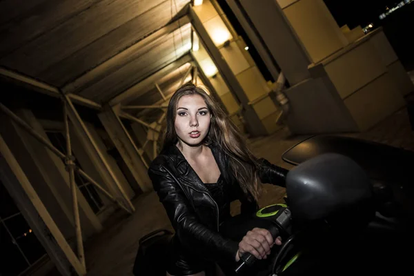 Retrato Joven Adulto Caucásico Biker Girl Chaqueta Cuero Negro Motocicleta — Foto de Stock