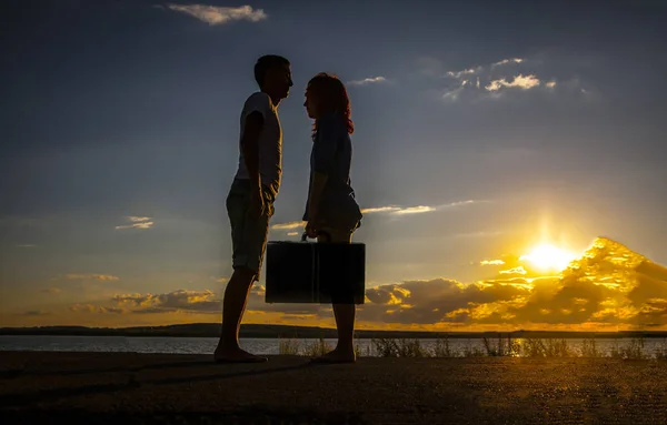 Silhouette Eines Paares Das Sich Strand Gegenübersteht Frau Mit Vintage — Stockfoto