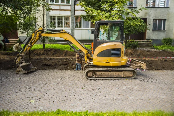 Mini máquina de excavadora amarillo —  Fotos de Stock