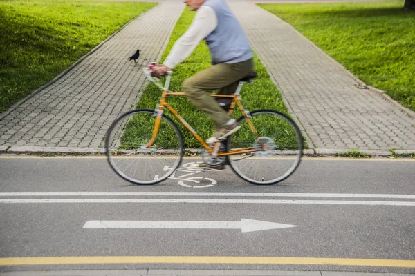 Hombre en su bicicleta en el camino — Foto de Stock