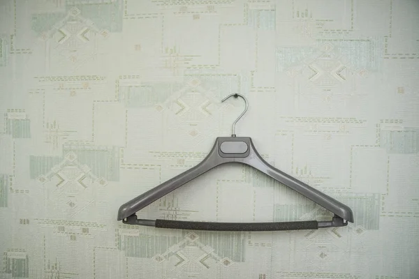 Grijze kunststof kleding hanger — Stockfoto