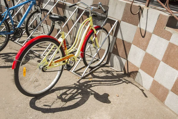 Велосипед стоя на парковке — стоковое фото