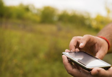 Akıllı telefon kullanan adam. 