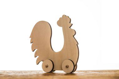 dört tekerlekli oyuncak horoz. 