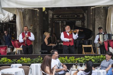 Venedik'te oynarken müzisyenler 