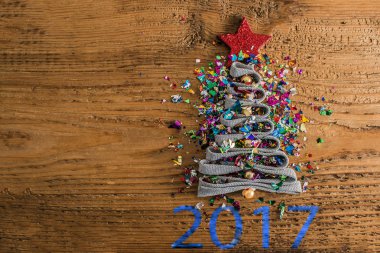 Çok renkli konfeti ağaçtan