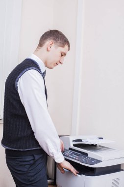 adam bir multi fonksiyon yazıcıda Başlat düğmesine basarak 