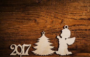 ahşap melek ve Noel ağacı