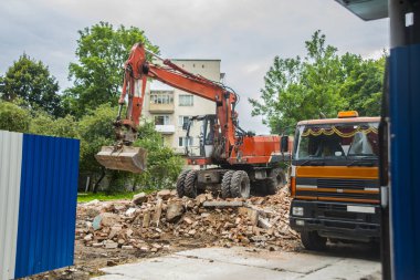 tarak ve turuncu kamyon